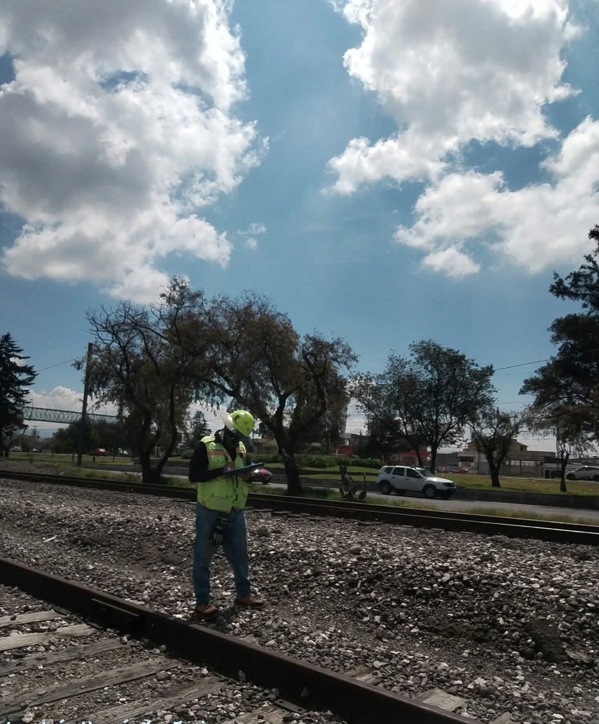 Profesional inspeccionando infraestructura ferroviaria en campo